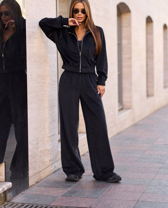 85 Костюм велюровий з вишивкою